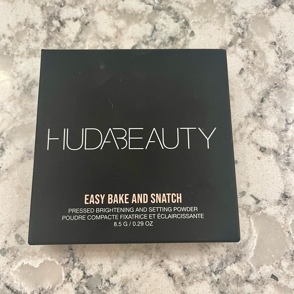 HUDA BEAUTY Easy Bake Pressed Powder